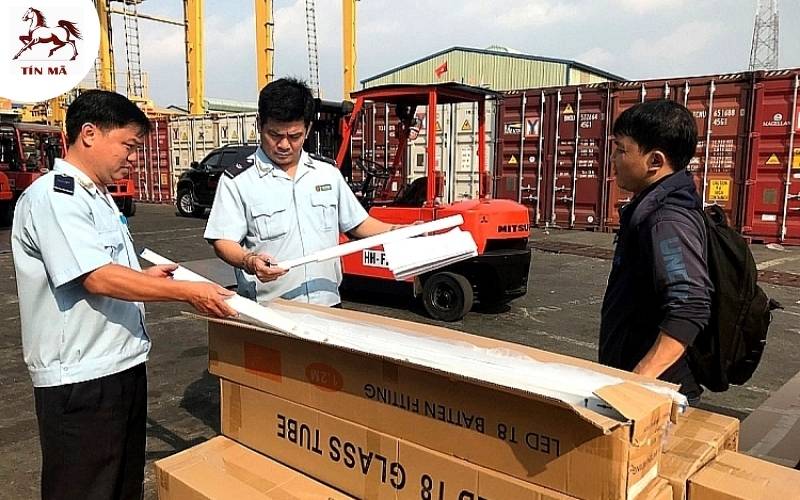 Nhập khẩu tiểu ngạch là gì? Chi tiết nhập hàng tiểu ngạch sỉ Trung Quốc 6 Cán bộ hải quan kiểm tra và ghi lại kết quả
